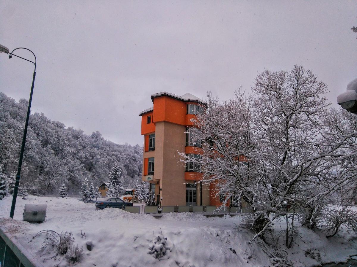 Hotel Seos Hadzici Exterior photo